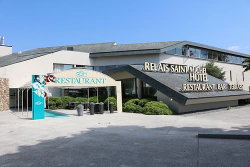 Le Relais Saint Michel, Front of property