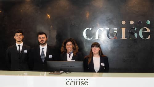 Hotel Cruise, Reception