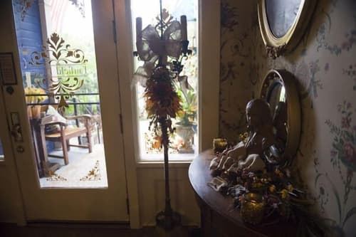 Stay Fairfield - Fairfield Place and Fairfield Manor Bed & Breakfast, Interior entrance