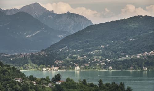 Hotel La Perla, Lake