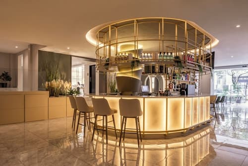 Le Parc Hotel, Beyond Stars, Snack bar