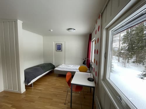 Raulandsakademiet og Vandrerhjem, Room