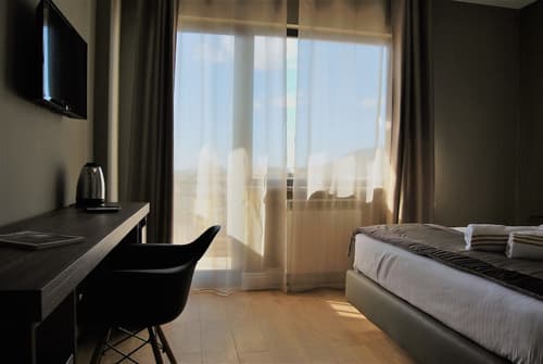 7th Floor Suite, Room