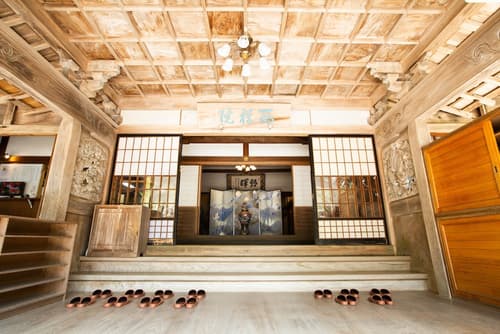 Koyasan Saizenin, Interior entrance