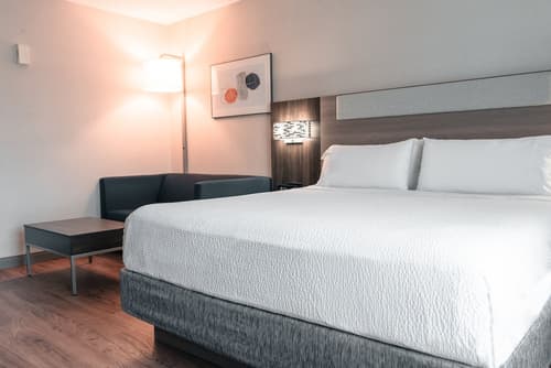 Holiday Inn Express & Suites Kingston Central by IHG, Room