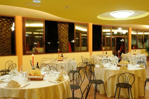 Hotel Oasis, Dining