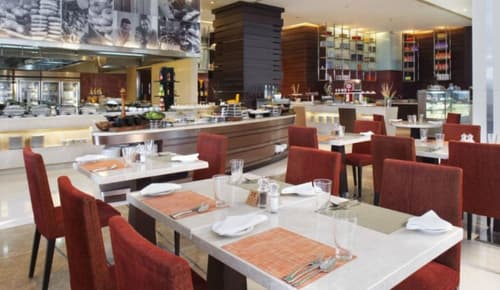 Holiday Inn Mumbai International Airport by IHG, Breakfast area