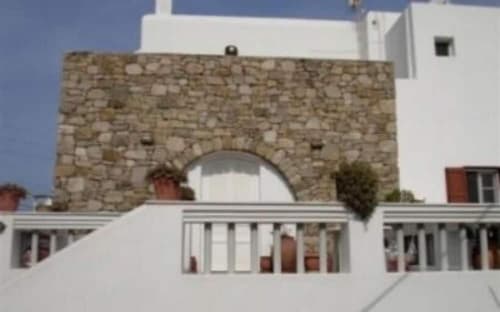 Peter's Studio, Exterior detail