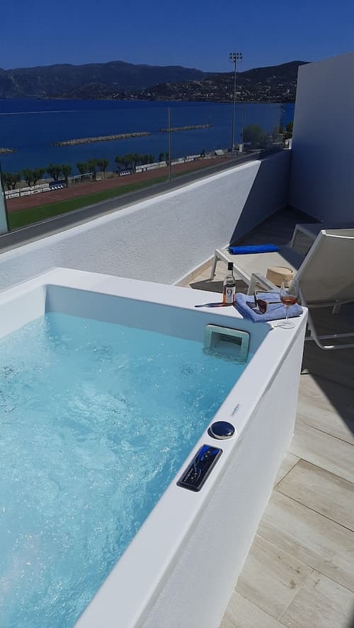 Naiades Marina Hotel, Private spa tub