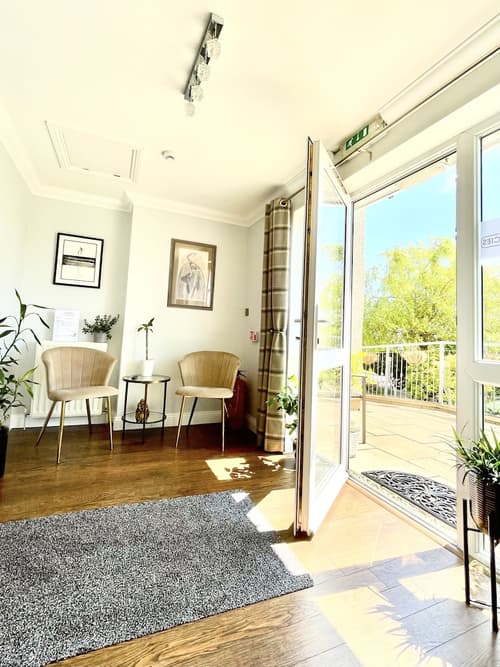 Bojangles Guest House, Reception