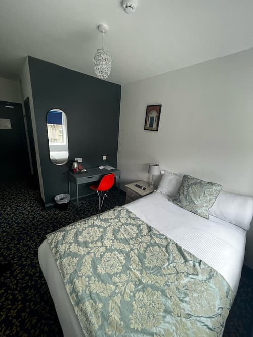 Tom Dick and Harriet's, Room