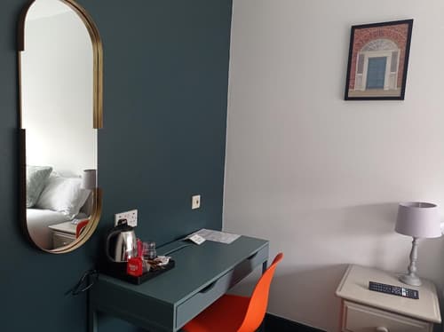 Tom Dick and Harriet's, Room