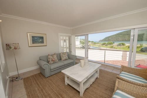 Bollard Bay House, Lobby sitting area