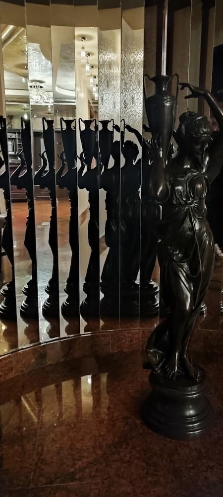 Hotel Acapulco, Reception