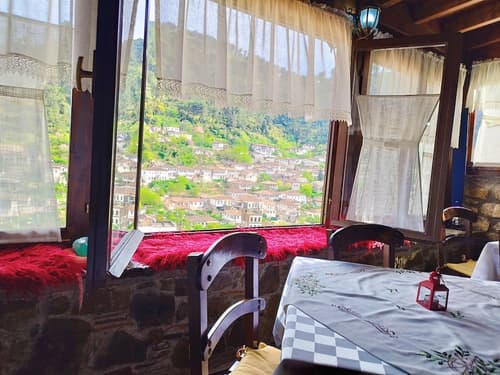 Guva Mangalem, Restaurant