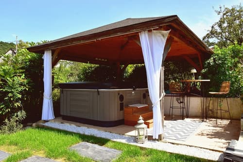 La Porte des Lacs, Outdoor spa tub