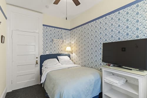 Golden Gate Hotel, Room