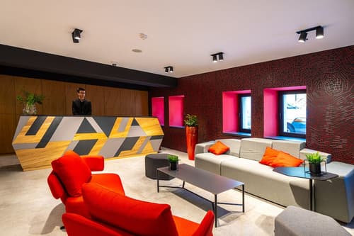 Up Hotel Budapest, Reception