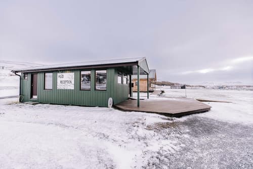 Hlid Huts, Reception