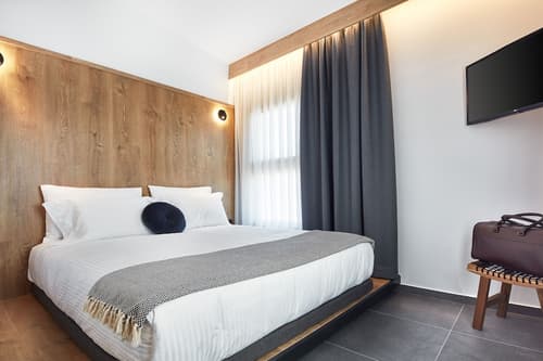 Λιθεία-Lithia, Room