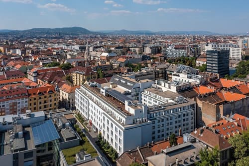Dean's Home Budapest, Front of property