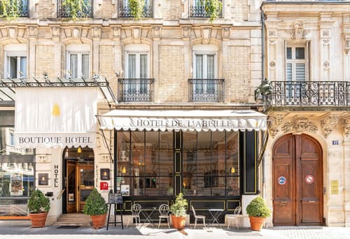 Hôtel de l'Abeille Orléans, Front of property