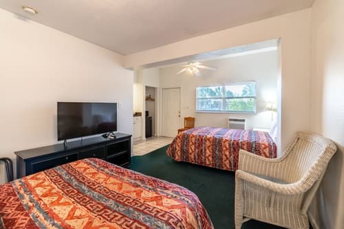 Captain's Table Hotel, Room