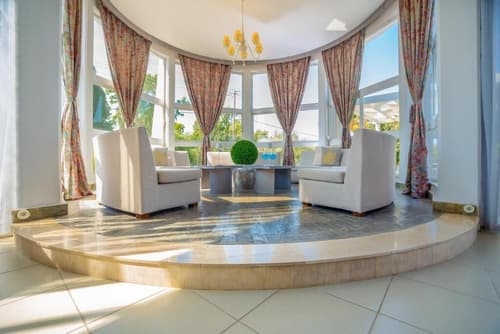 Happy Days Hotel, Lobby sitting area