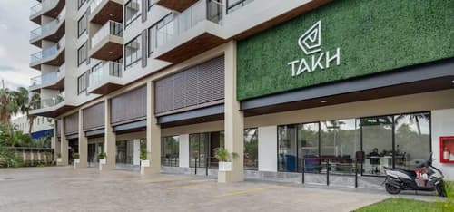 Takh308, Front of property