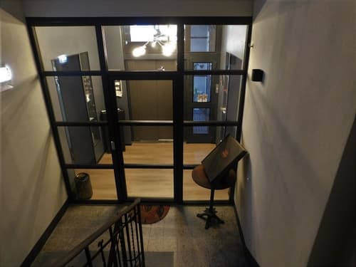 Piumaviola, Interior entrance