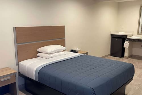 Super 8 by Wyndham Bakersfield Ca, Room