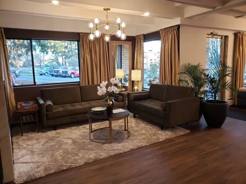 Robin Hood Inn & Suites, Lobby sitting area