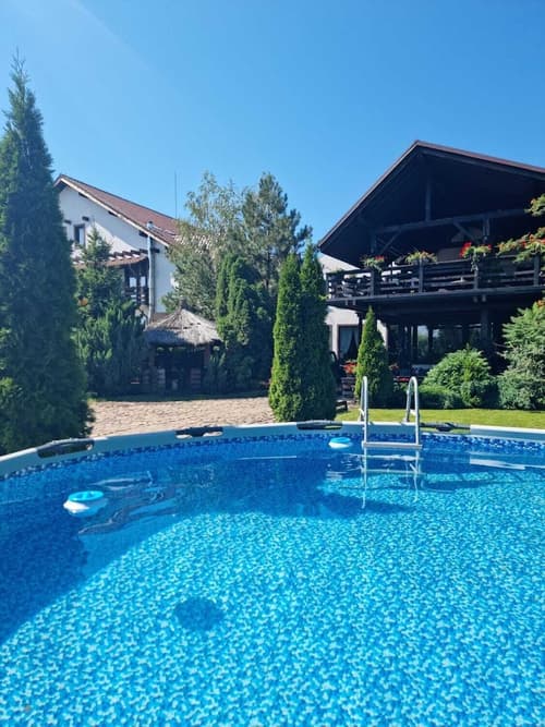 Casa Drumeţului, Front of property