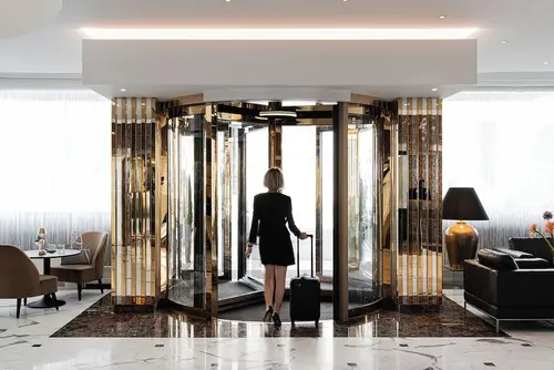 Warwick Geneva, Reception