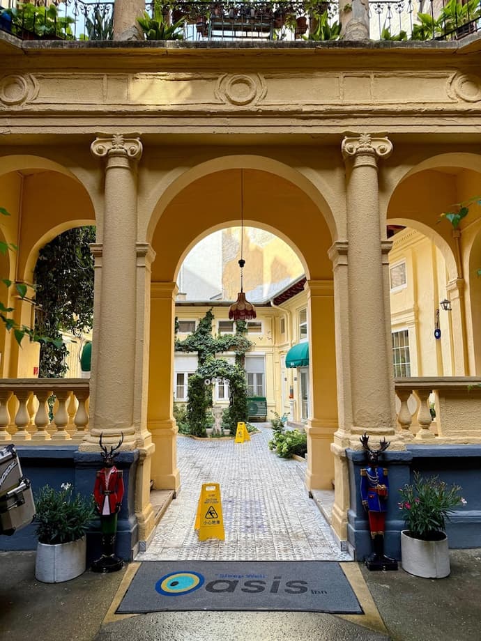 Oasis Inn Budapest, Primary image