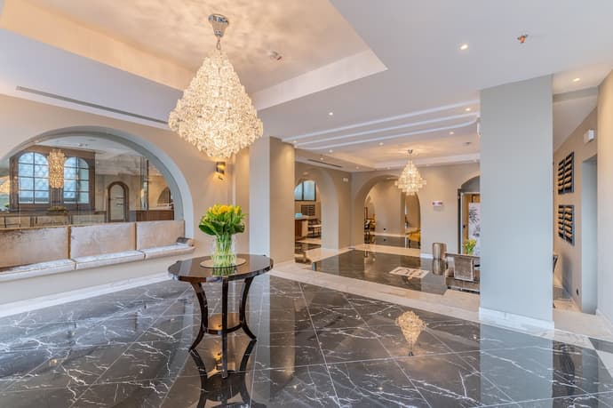 Hotel Astoria, Primary image